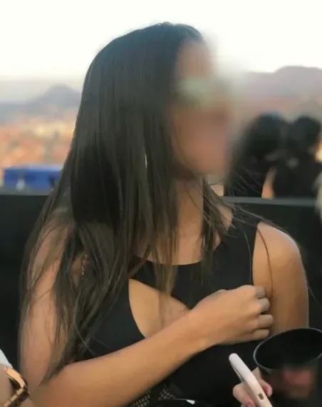 Essi, 23