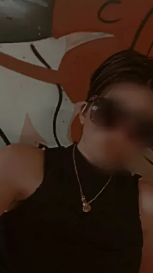 Paula, 23